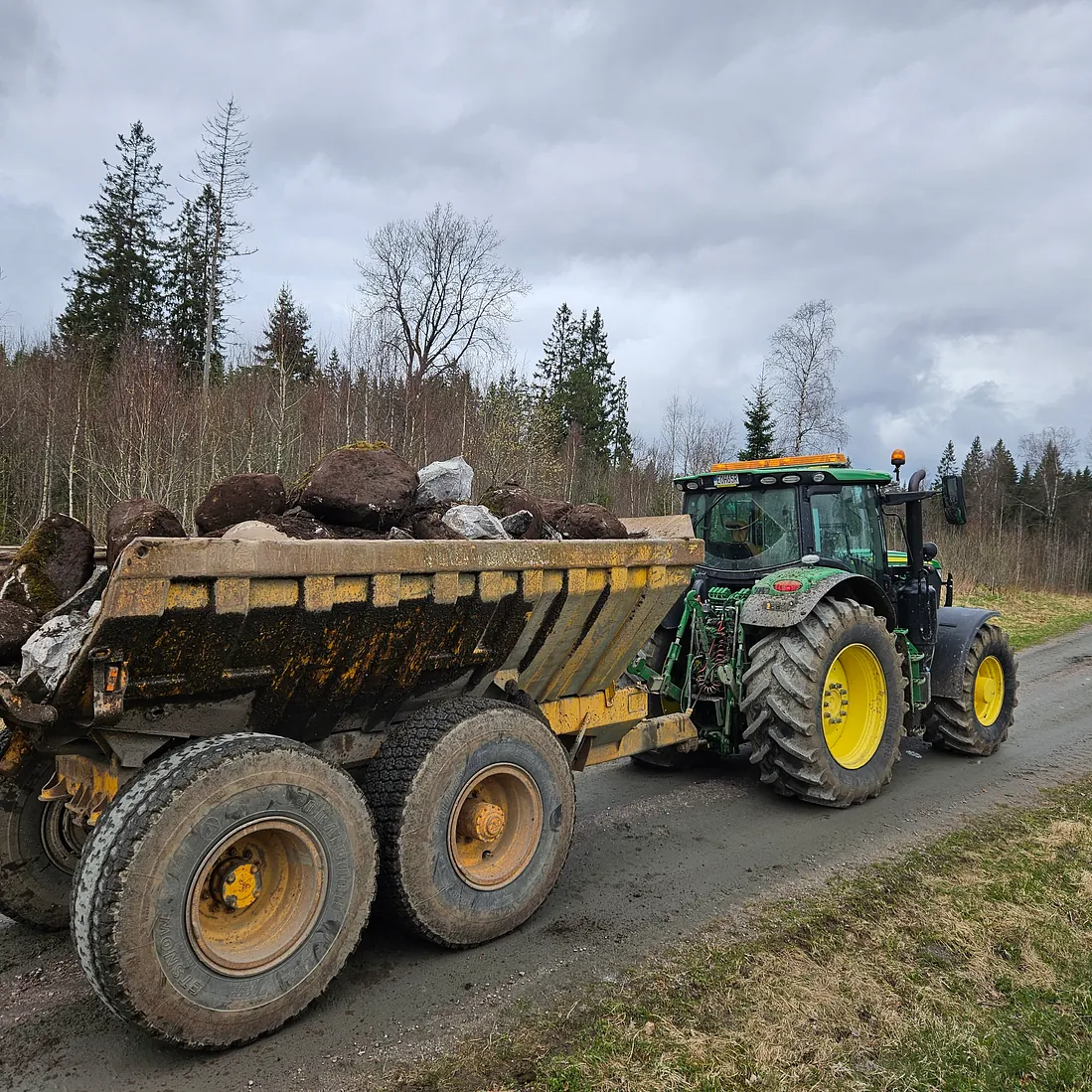 Stor traktor med släp